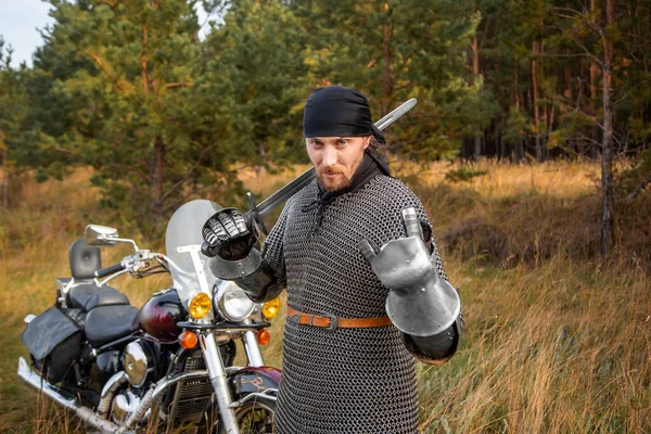 Kafasında Bandana Elinde Kılıç Olan Bir Ortaçağ Zırhlı Şövalyesi Motorsiklet — Stok fotoğraf