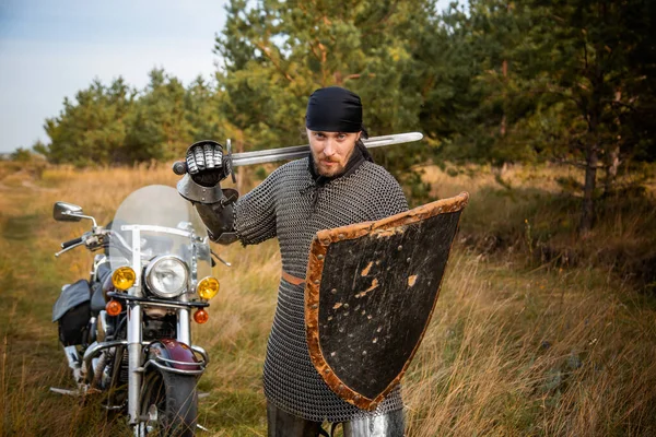 Cavaleiro Medieval Chainmail Com Escudo Uma Espada Suas Mãos Está — Fotografia de Stock