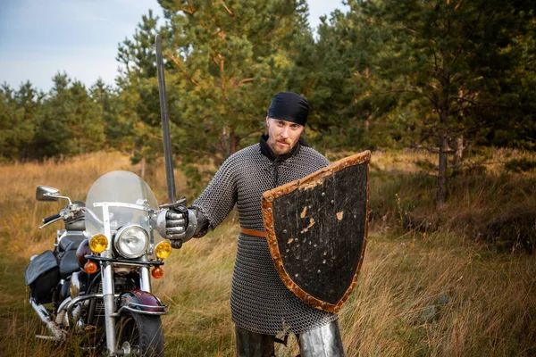 Elinde Kalkanı Elinde Kılıcı Olan Bir Ortaçağ Şövalyesi Bir Motosiklet — Stok fotoğraf