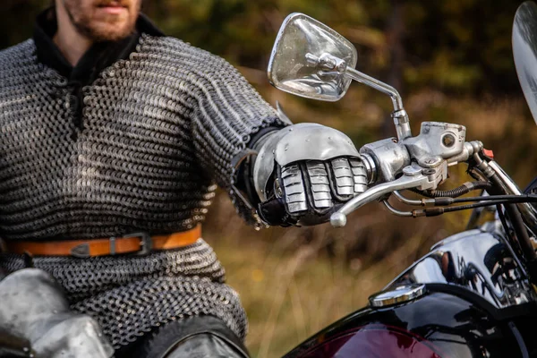 Сосредоточьтесь Рыцарской Перчатке Лежащей Руле Мотоцикла — стоковое фото