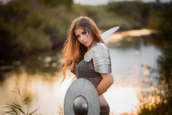 Retrato Uma Mulher Medieval Guerreira Cadeia Com Uma Espada Escudo — Fotografia de Stock