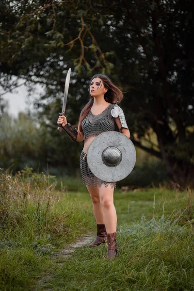 Uma Guerreira Medieval Vestida Com Uma Corrente Correio Com Uma — Fotografia de Stock