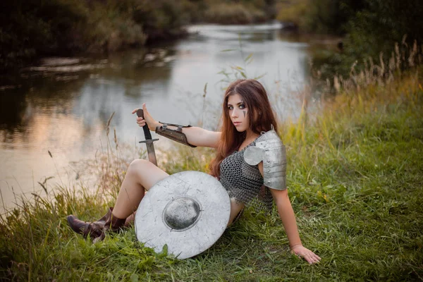 Mujer Medieval Guerrera Cota Malla Con Escudo Una Espada Sienta — Foto de Stock