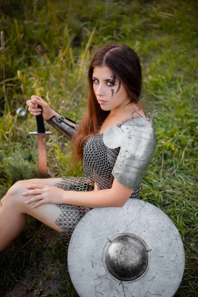 Uma Mulher Guerreira Armadura Fantasia Medieval Senta Grama Com Uma — Fotografia de Stock