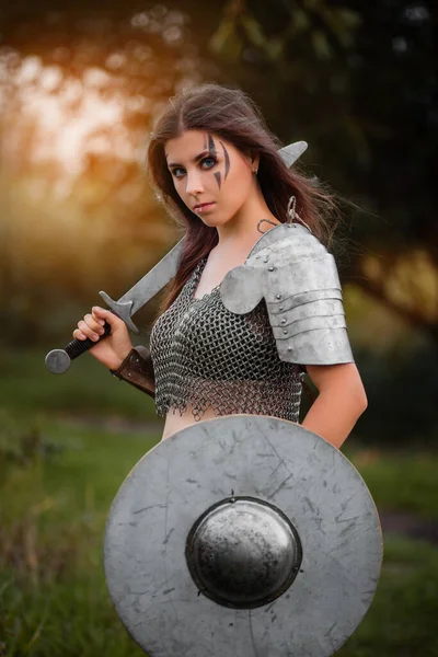 Armed Medieval Woman Warrior Armor Posing While Standing Background Bokeh — Stock Photo, Image