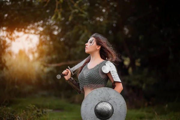 Озброєна Середньовічна Жінка Воїн Обладунках Позує Стоячи Тлі Боке Лісу — стокове фото