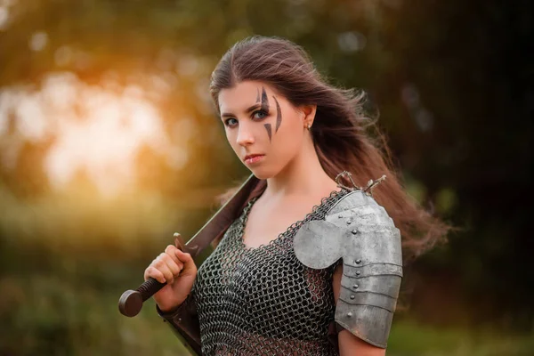 Armed Medieval Woman Warrior Armor Posing While Standing Background Bokeh — Stock Photo, Image