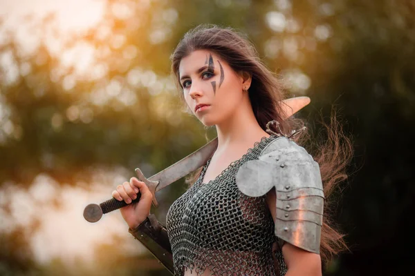 Armed Medieval Woman Warrior Armor Posing While Standing Background Bokeh — Stock Photo, Image