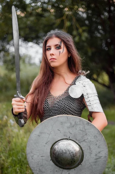 Uma Mulher Guerreira Com Maquiagem Combate Top Chainmail Com Almofadas — Fotografia de Stock