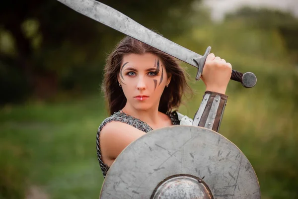 Woman Warrior Combat Makeup Chainmail Top Plate Shoulder Pads Bracers — Stock Photo, Image