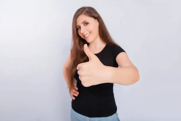 Skup Się Ujęciu Kciuka Górę Obiektywie Szerokokątnym Młoda Atrakcyjna Kobieta — Zdjęcie stockowe