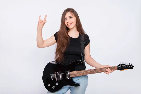 Attraktives Mädchen Schwarzem Shirt Mit Gitarre Macht Eine Geste Eines — Stockfoto