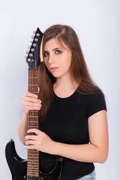 Porträt Einer Jungen Frau Einem Schwarzen Shirt Mit Einem Gitarrenhals — Stockfoto