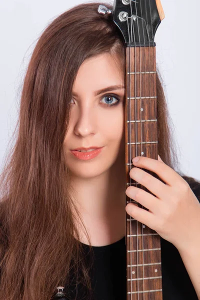 Porträt Einer Jungen Frau Einem Schwarzen Shirt Mit Einem Gitarrenhals — Stockfoto