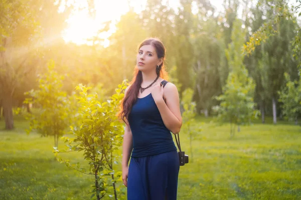 Ung Kvinne Kveldstur Parken Med Bakgrunn Solnedgang Sollys – stockfoto