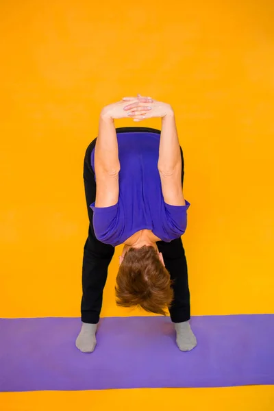 Woman Age Doing Yoga Standing Yellow Background — Stock Photo, Image