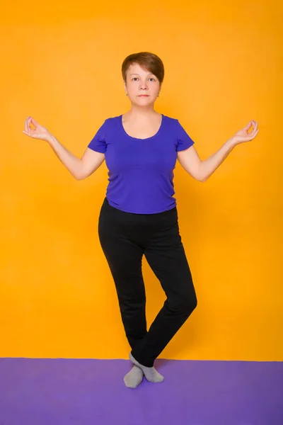 Woman Age Doing Yoga Standing Yellow Background — Stock Photo, Image