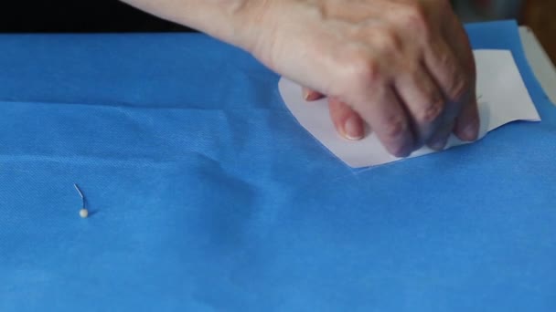 Mains Tailleur Découpées Selon Motif Sur Tissu Bleu Ciseaux Coupant — Video