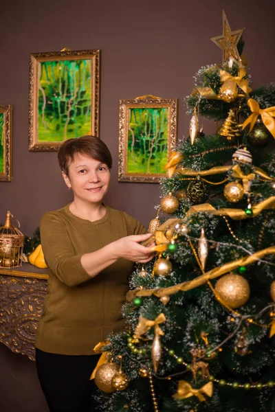 Una Anciana Decora Árbol Navidad — Foto de Stock