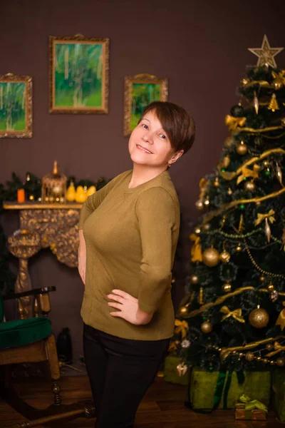 Mujer Edad Posando Pie Sobre Fondo Chimenea Árbol Navidad — Foto de Stock