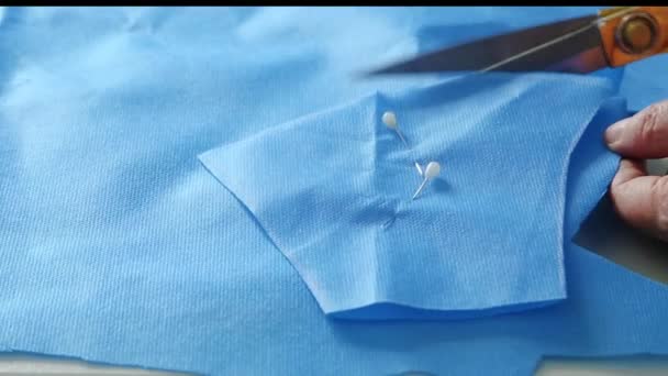 Mains Tailleur Découpées Selon Motif Sur Tissu Bleu Ciseaux Coupant — Video