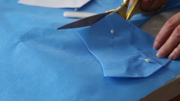 Руки Кравця Вирізані Візерунком Синій Тканині Ножиці Різання Масок Концепція — стокове відео