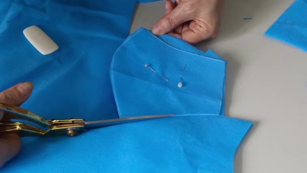 Mains Tailleur Découpées Selon Motif Sur Tissu Bleu Ciseaux Coupant — Video