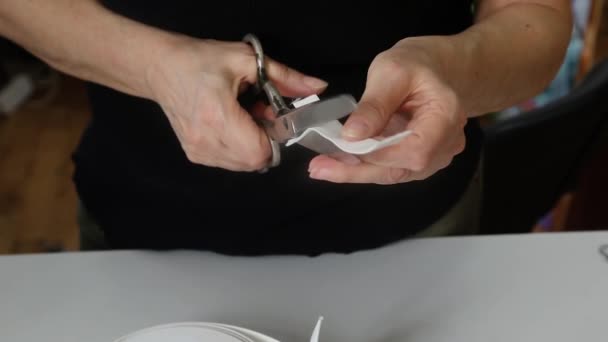 Tıbbi Maske Takmak Için Elastik Bant Kesen Kadınların Ellerini Kapatın — Stok video