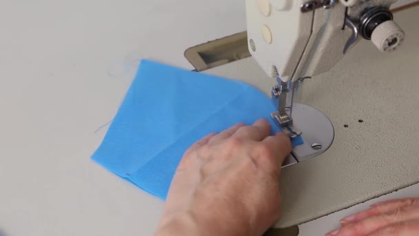 Costura Gradual Las Máscaras Médicas Tela Azul Máquina Coser Cerca — Vídeo de stock