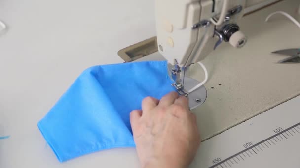 Dikiş Makinesindeki Mavi Kumaştan Tıbbi Maskeler Aşamalı Olarak Dikilmiş Endüstriyel — Stok video