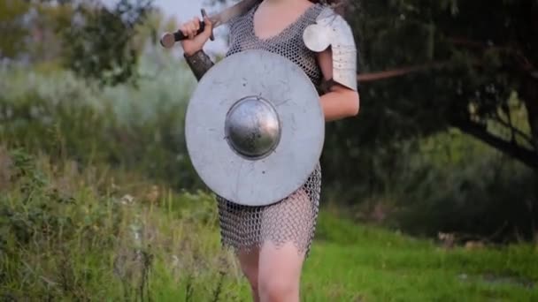 Movimiento Cámara Abajo Hacia Arriba Fantasía Mujer Medieval Guerrera Con — Vídeos de Stock