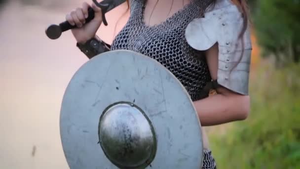 Kamera Pohybuje Odspodu Nahoru Středověká Žena Bojovnice Kroužkové Zbroji Štítem — Stock video