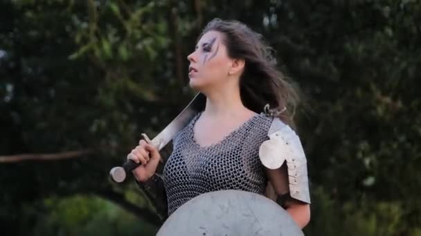 Retrato Uma Mulher Medieval Guerreira Cadeia Armadura Correio Com Uma — Vídeo de Stock