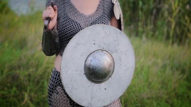 Movimiento Cámara Abajo Hacia Arriba Mujer Guerrera Medieval Armadura Malla — Vídeo de stock