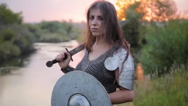 Mulher Guerreira Medieval Irritada Com Maquiagem Combate Cabelos Desgrenhados Armadura — Vídeo de Stock