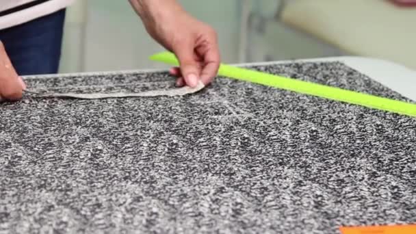 Uzavřete Ruce Švadleny Kreslit Tkaninu Pomocí Pravítka Centimetr Pruh Mýdla — Stock video