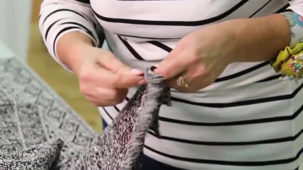 Gros Plan Des Mains Une Couturière Reliant Deux Pièces Tissu — Video