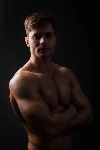 Muskulöser Bodybuilder Posiert Mit Nacktem Oberkörper Auf Schwarzem Hintergrund Dunkeln — Stockfoto