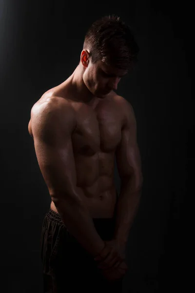 Muskulös Kroppsbyggare Poserar Med Naken Bål Svart Bakgrund Mörkret Med — Stockfoto