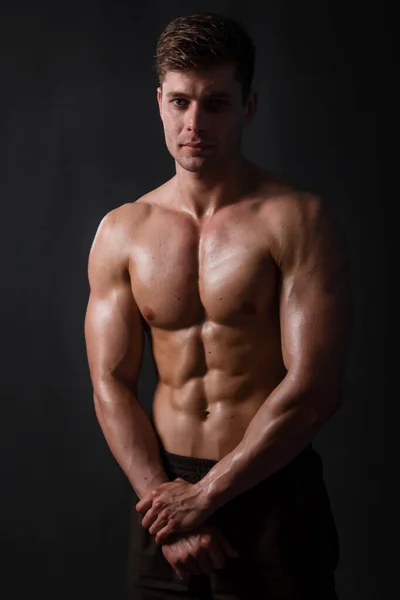 Muscular Fisiculturista Posando Com Tronco Contra Fundo Preto Homem Sexy — Fotografia de Stock