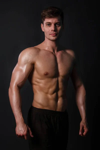 Bodybuilder Musculaire Posant Avec Torse Sur Fond Noir Homme Sexy — Photo