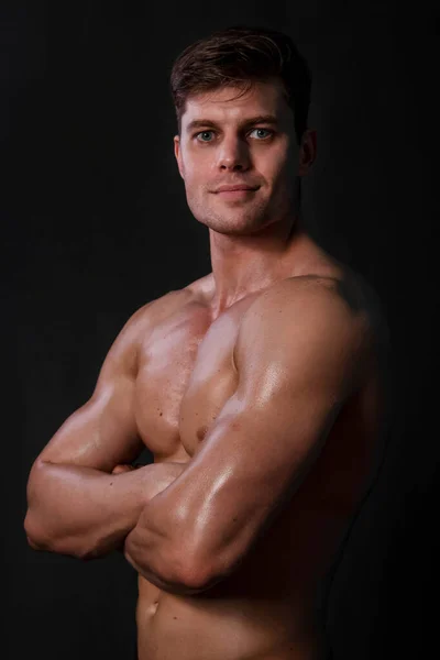 Muscular Fisiculturista Posando Com Tronco Contra Fundo Preto Homem Sexy — Fotografia de Stock