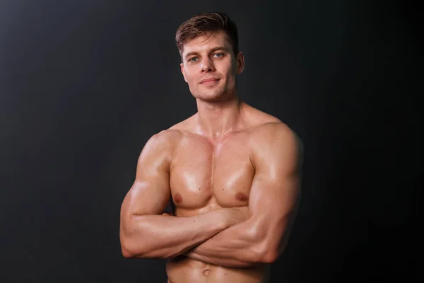 Muskelbodybuilder Poserer Med Nøgen Overkrop Sort Baggrund Sexet Mand - Stock-foto