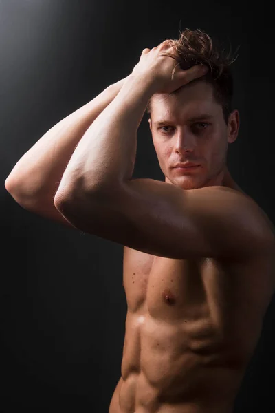 Bodybuilder Hält Muskulöse Arme Auf Dem Kopf Foto Studio Auf — Stockfoto