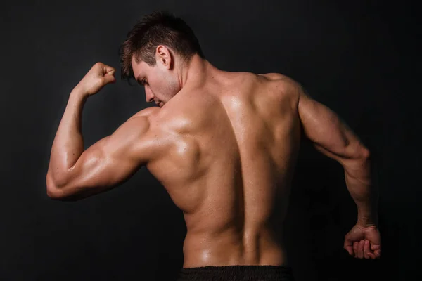 Muscular Fisiculturista Homem Posando Fundo Preto Vista Trás — Fotografia de Stock