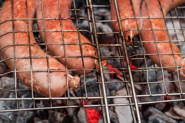 Salsicce Alla Griglia Vengono Grigliate Sui Carboni All Aperto — Foto Stock