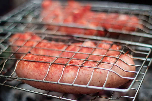 Kiełbaski Grillu Grillowane Węglu Świeżym Powietrzu — Zdjęcie stockowe