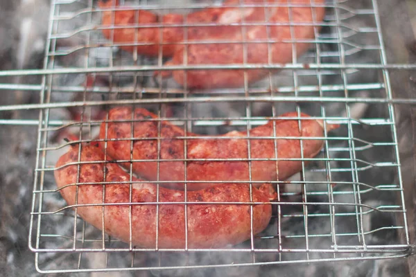 Salsicce Alla Griglia Vengono Grigliate Sui Carboni All Aperto — Foto Stock