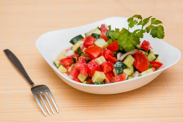 Salada Fresca Pepinos Finamente Picados Tomates Cebolas Com Óleo Girassol — Fotografia de Stock