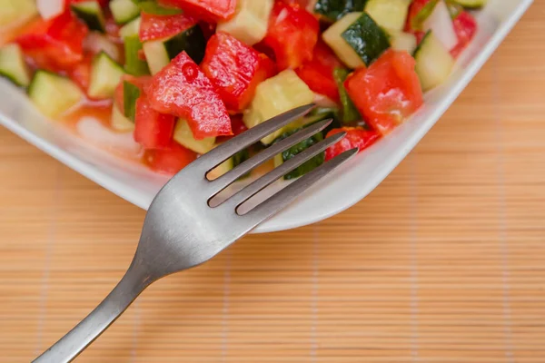 Ensalada Cerca Verduras Frescas Finamente Picadas Pepinos Tomates Cebollas Con — Foto de Stock